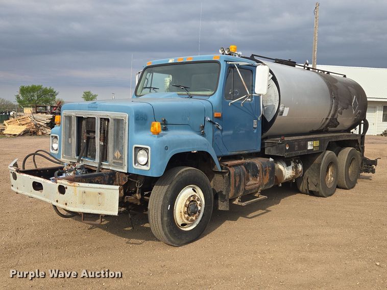 1999 International 2554 Oil Distributor Truck
