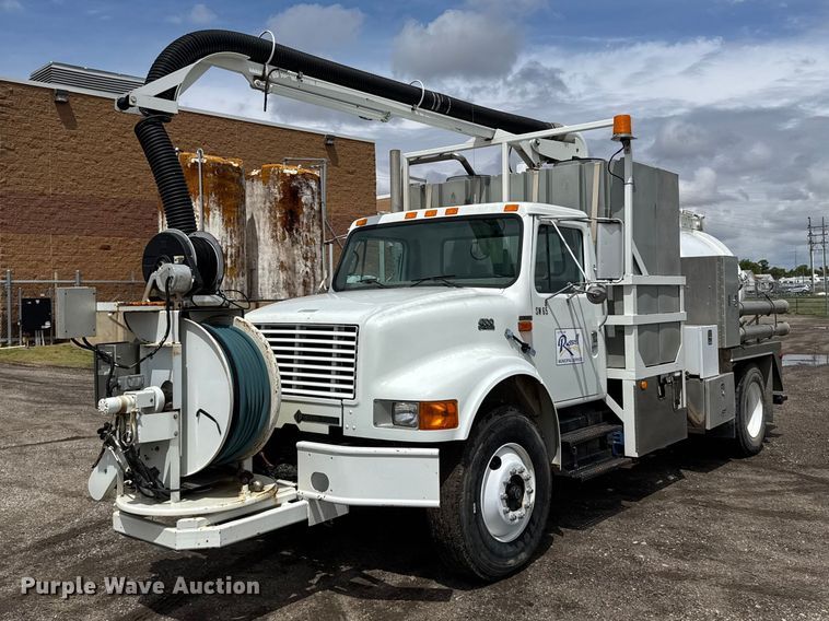 2000 International 4700 Vacuum Truck - photo 1