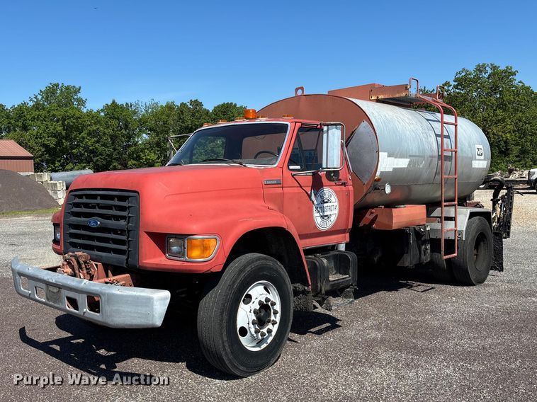 1995 Ford F800 Oil Distributor Truck - photo 1