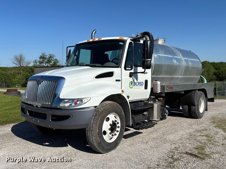2014 International 4300 Vacuum Truck - photo 1