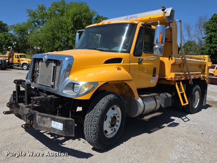 2006 International 7400 Dump Truck - photo 1