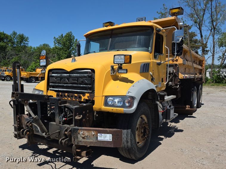 2010 Mack GU713 Dump Truck - photo 1