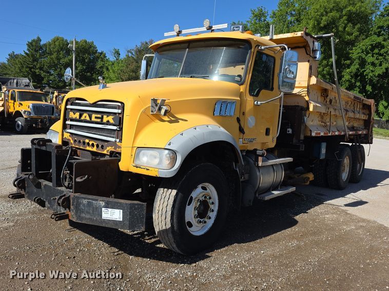 2010 Mack GU713 Dump Truck - photo 1