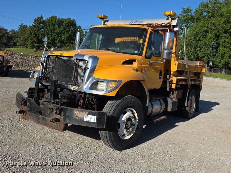 2005 International 7400 Dump Truck - photo 1