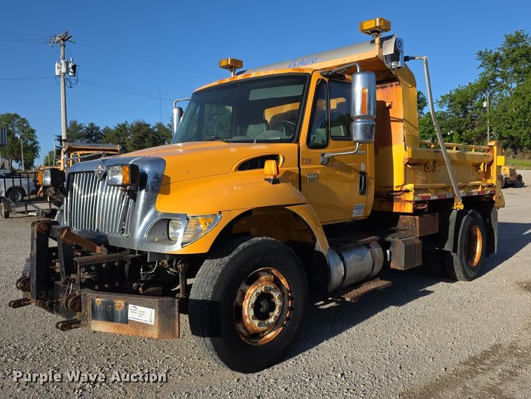 2006 International 7400 Dump Truck - photo 1