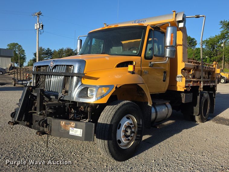 2005 International 7400 Dump Truck - photo 1