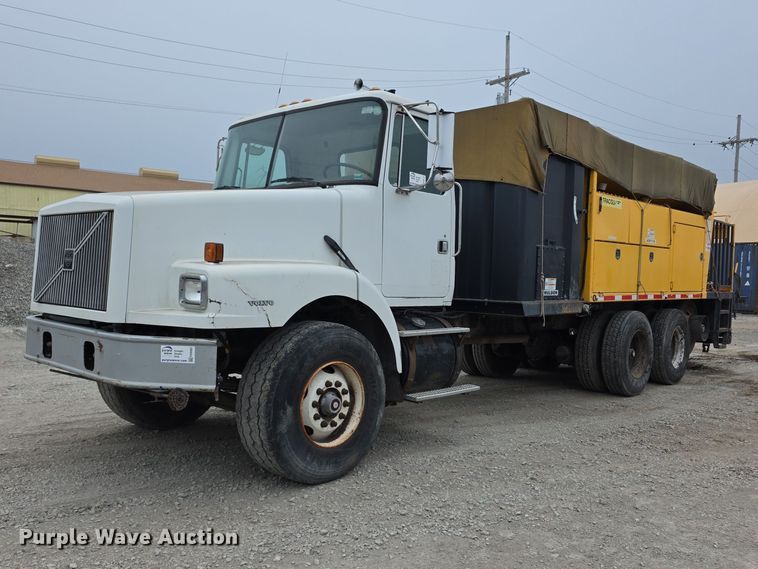 1999 Volvo WG64 Asphalt Slurry Truck - photo 1