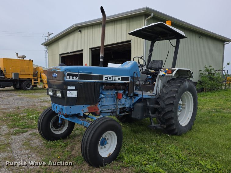 1993 Ford 8240 Tractor - photo 1