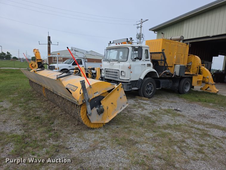 International Cargostar 1850B Runway Sweeper Truck - photo 1