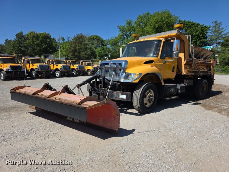 2004 International 7400 Dump Truck - photo 1