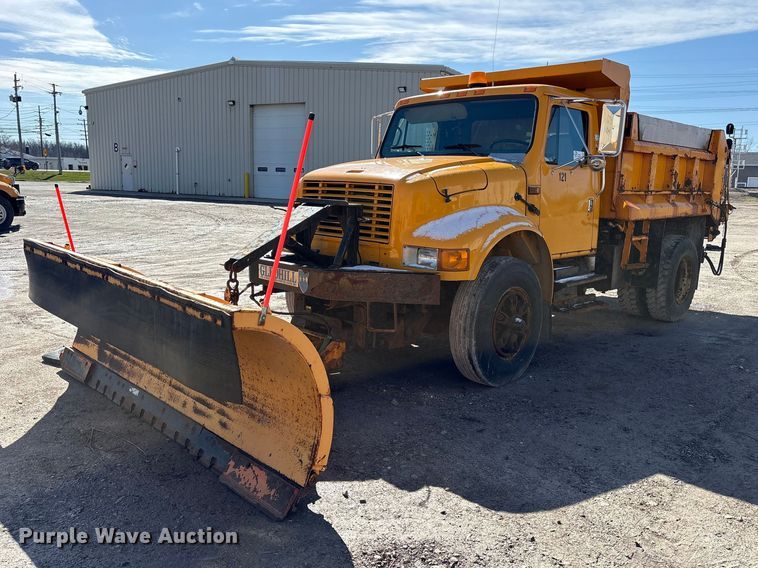 1994 International 4900 Dump Truck - photo 1