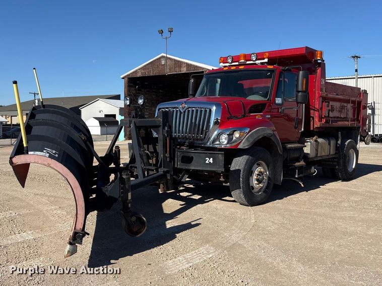 2009 International 7400 Dump Truck - photo 1