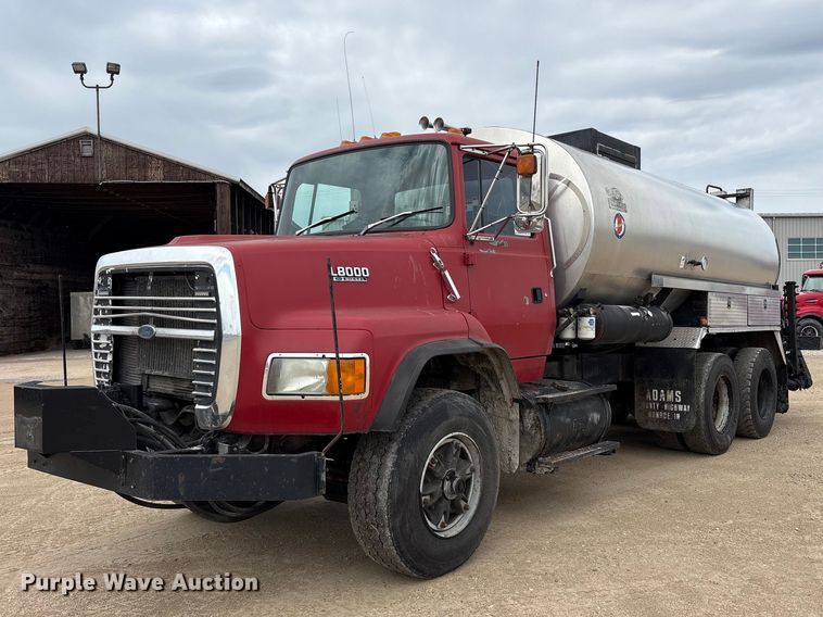 1992 Ford L8000 Oil Distributor Truck - photo 1