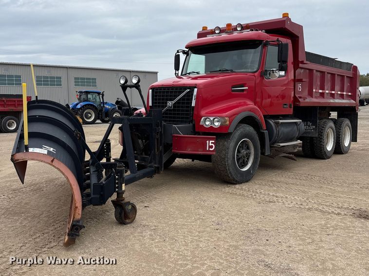 2003 Volvo VHD Dump Truck - photo 1