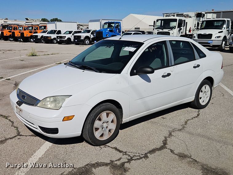 2007 Ford Focus ZX4 - photo 1