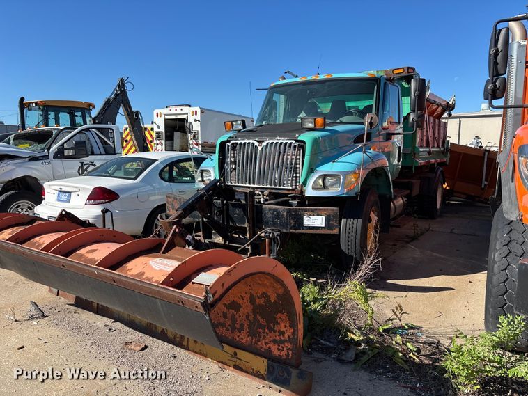 2007 International 7400 Dump Truck - photo 1