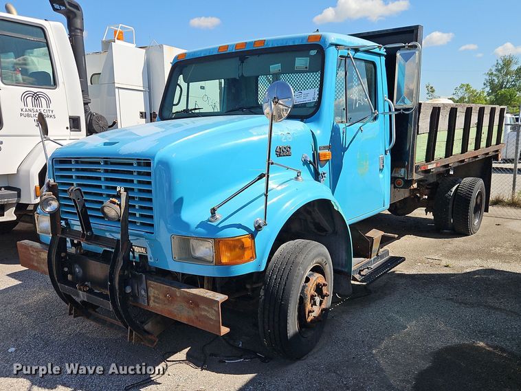 2000 International 4700 Flatbed Truck - photo 1