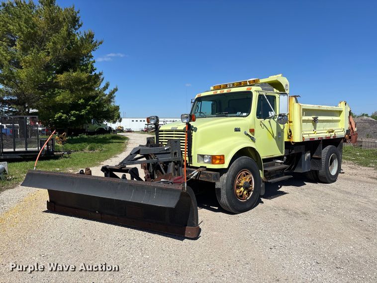 2000 International 4900 Dump Truck - photo 1