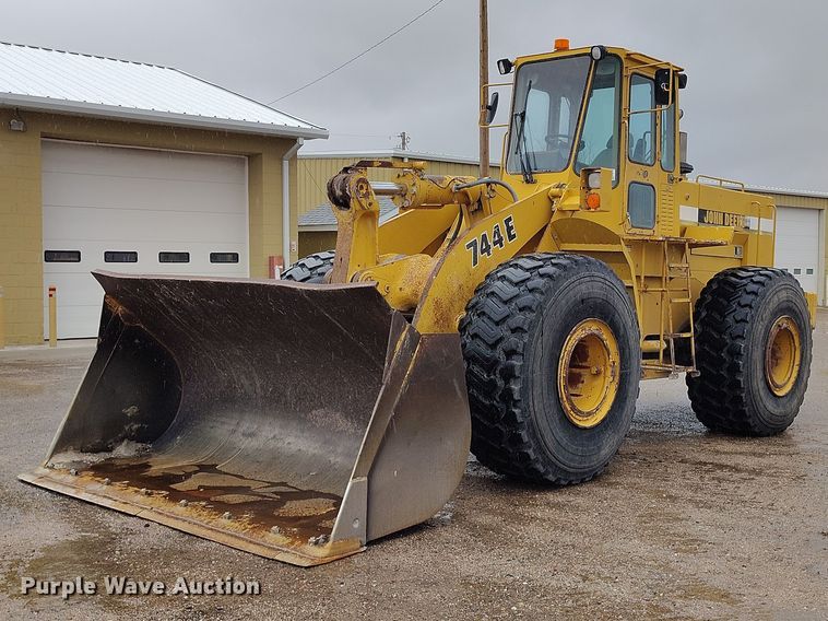 1993 John Deere 744E Wheel Loader - photo 1