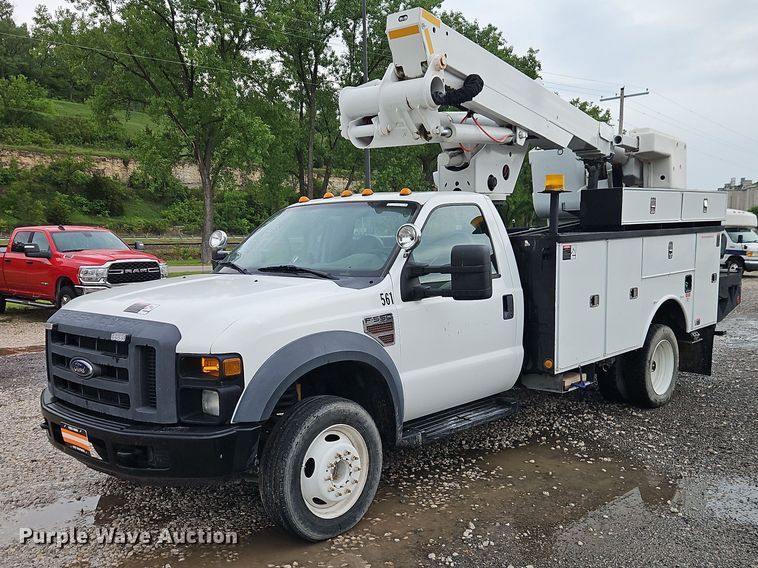 2010 Ford F550 Bucket Truck - photo 1
