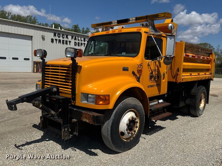2002 International 4900 Dump Truck - photo 1
