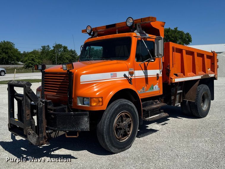 1990 International 4900 Dump Truck - photo 1