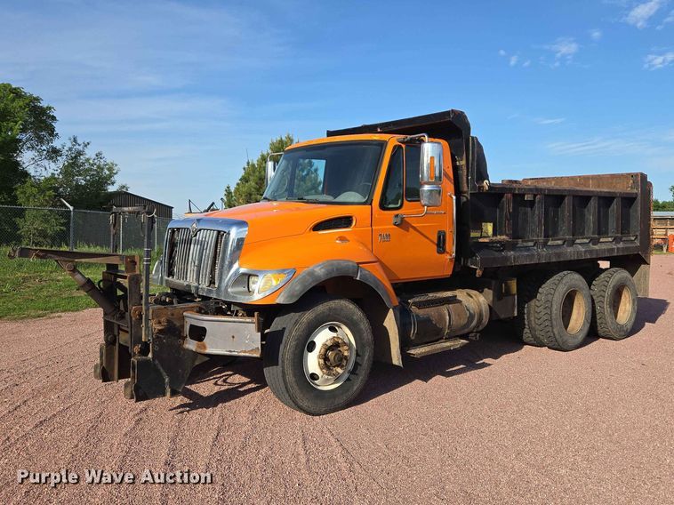 2006 International 7400 Dump Truck - photo 1