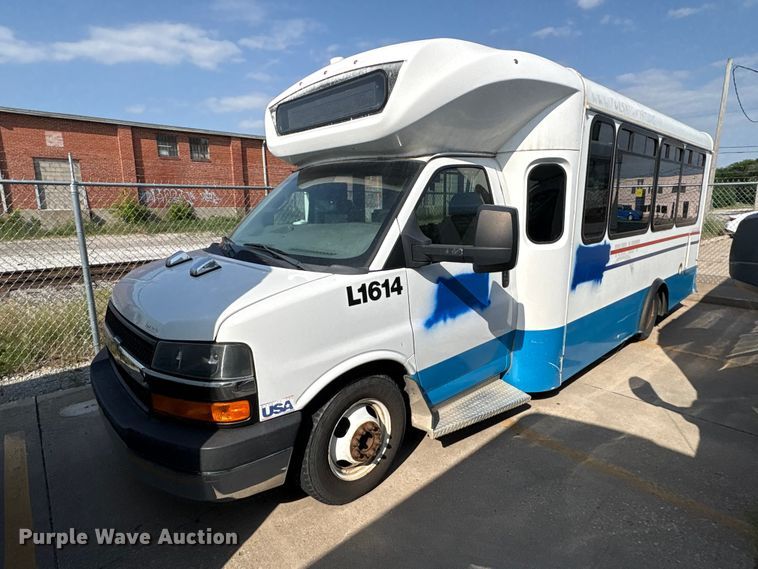 2016 Chevrolet Express Shuttle Bus - photo 1