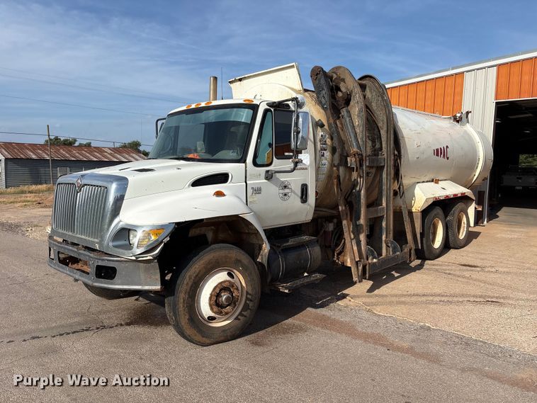 2005 International 7400 Refuse Truck - photo 1