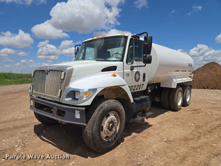 2007 International 7400 Water Truck - photo 1
