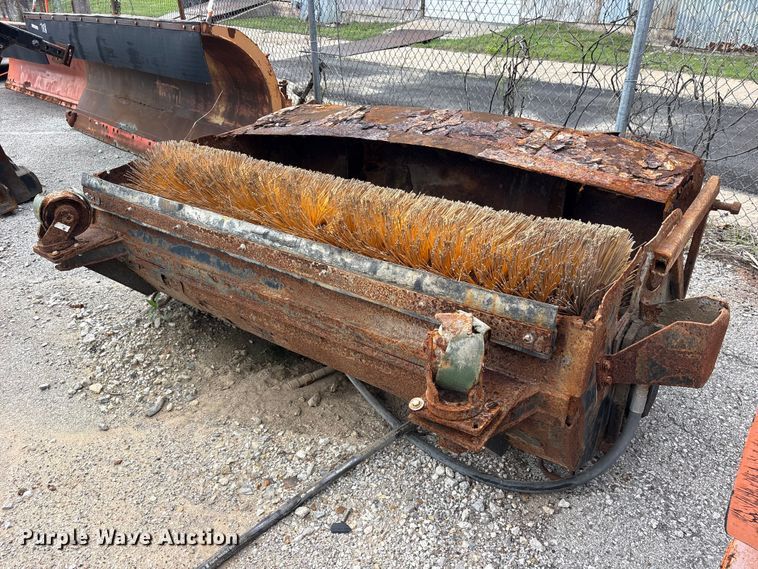 2004 John Deere Skid Steer Sweeper - photo 1