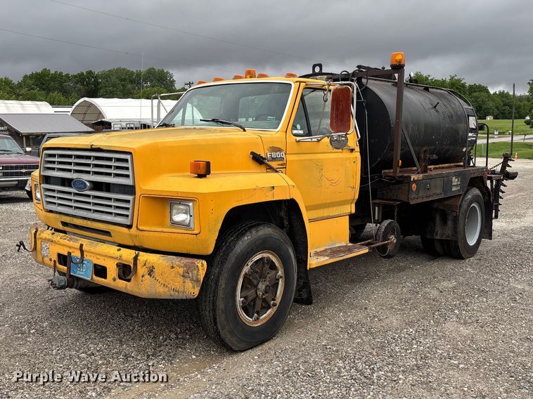 1990 Ford F800 Oil Distributor Truck - photo 1
