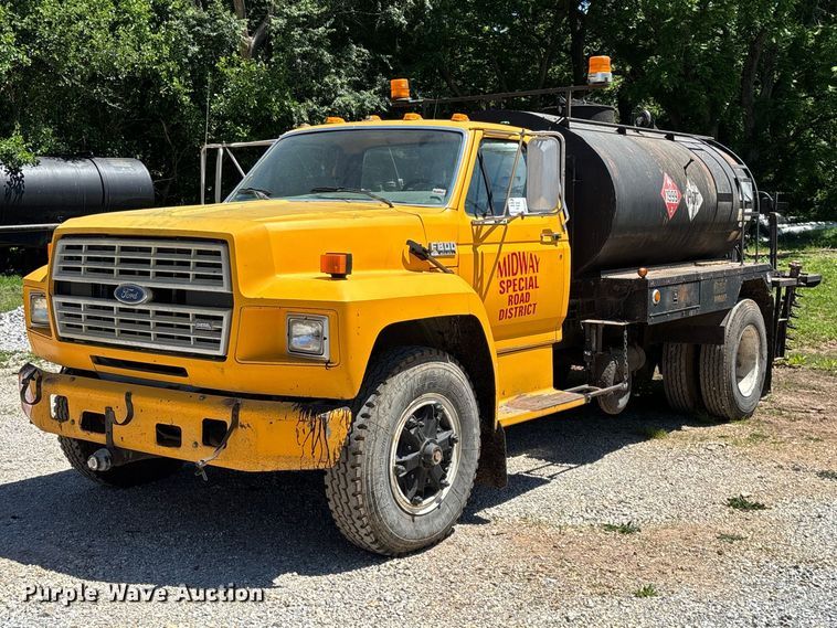 1990 Ford F800 Oil Distributor Truck - photo 1