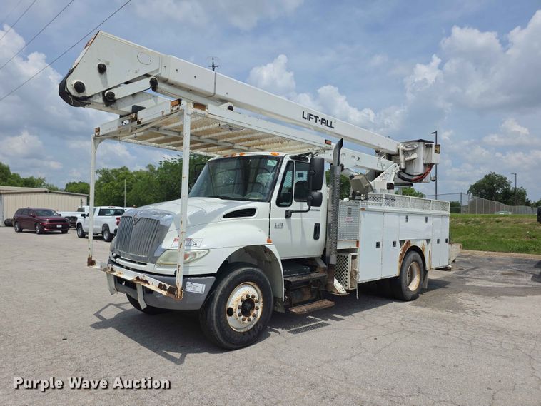 2006 International 4400 Bucket Truck - photo 1
