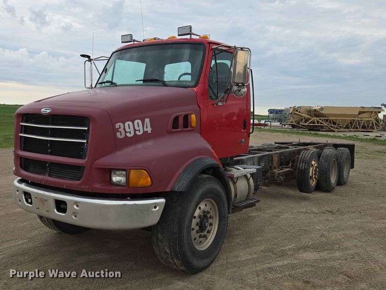 2000 Sterling L9500 Truck Cab And Chassis - photo 1