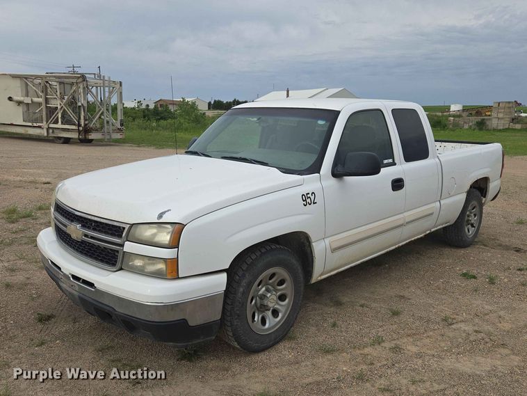 2007 Chevrolet Silverado 1500 Ext. Cab Pickup Truck - photo 1