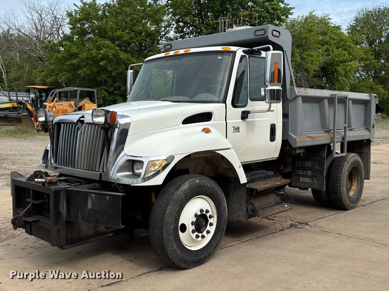 2003 International 7400 Dump Truck - photo 1