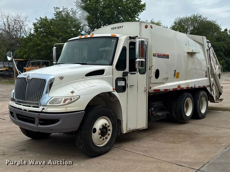 2007 International 4400 Refuse Truck - photo 1