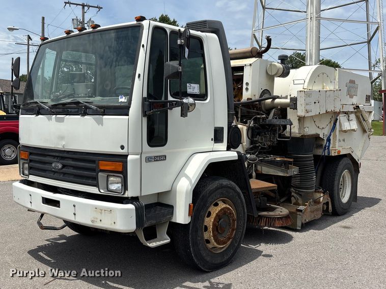 1990 Ford CF7000 Street Sweeper Truck - photo 1