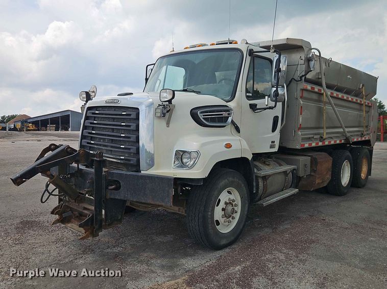 2018 Freightliner 108SD Dump Truck - photo 1