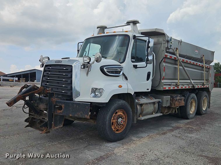 2018 Freightliner 108SD Dump Truck - photo 1
