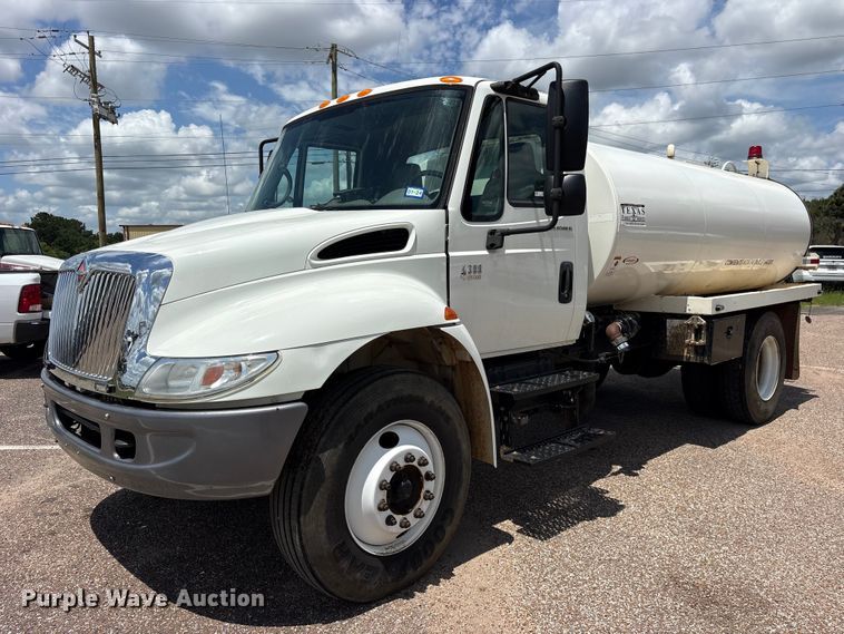 2003 International 4300 Water Truck - photo 1
