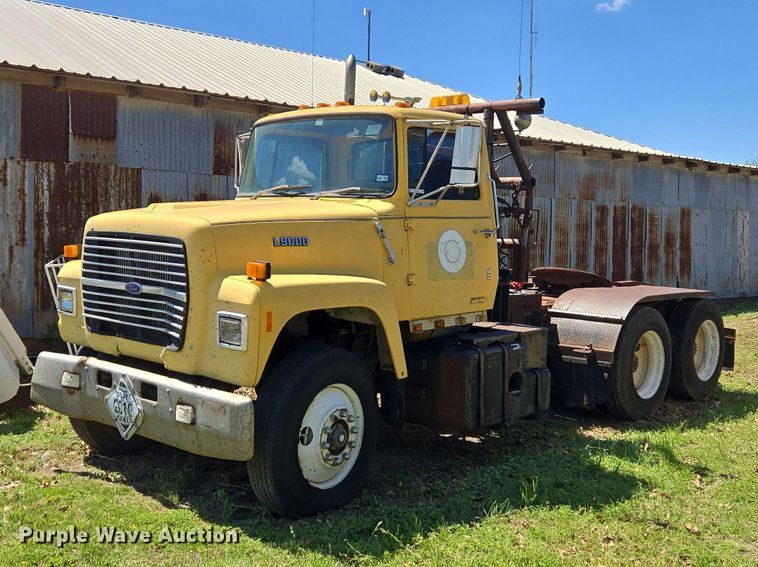 1987 Ford LT9000 Winch Truck - photo 1