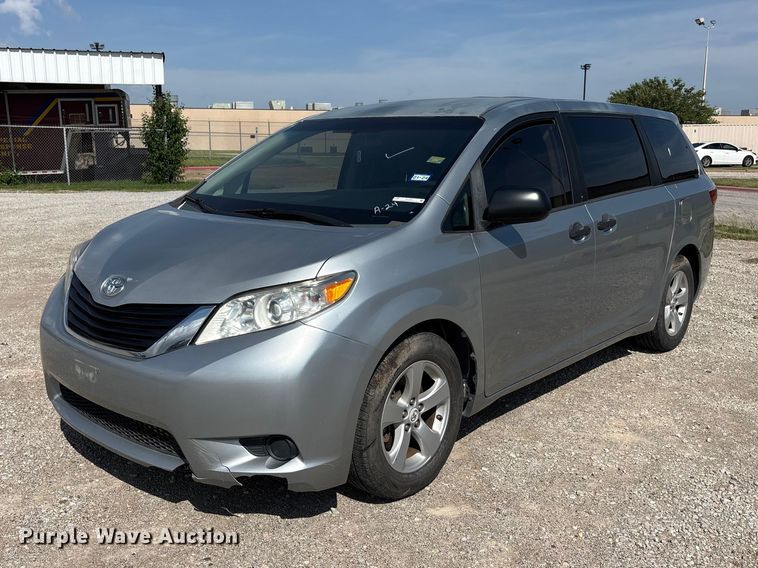 2015 Toyota Sienna Van - photo 1