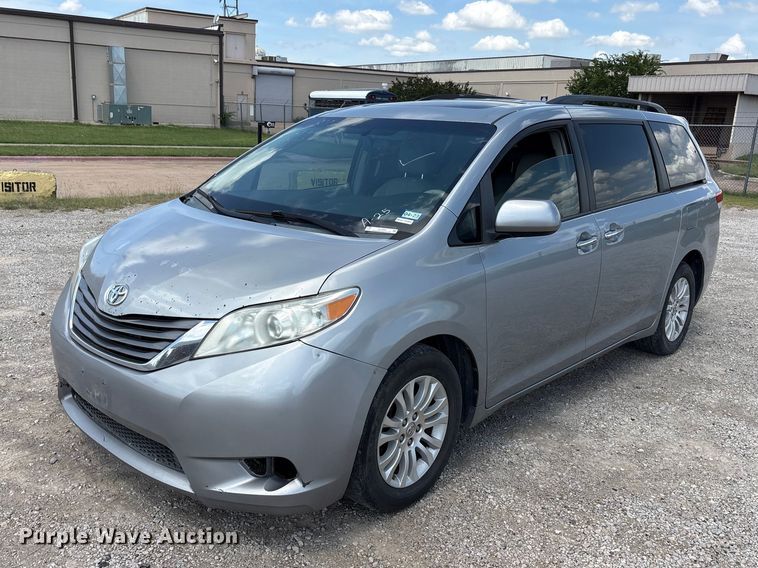 2013 Toyota Sienna Van - photo 1