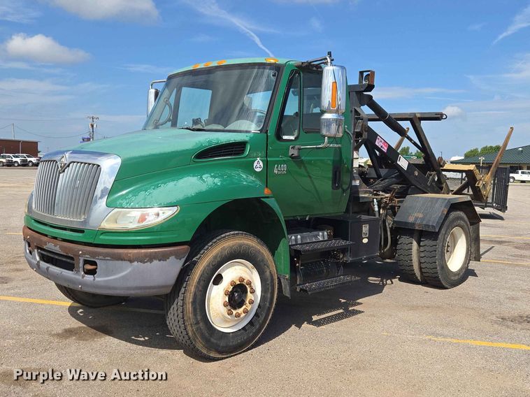 2007 International 4400 Refuse Truck - photo 1