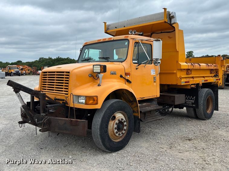 2001 International 4900 Dump Truck - photo 1