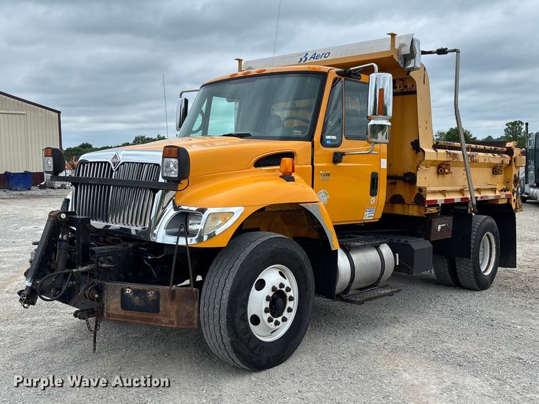 2005 International 7400 Dump Truck - photo 1
