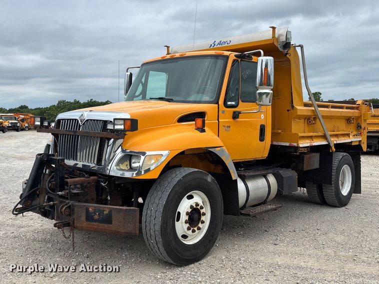 2005 International 7400 Dump Truck - photo 1