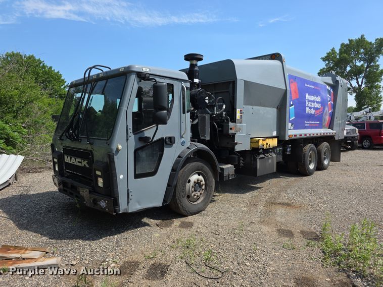 2019 Mack LR64E Refuse Truck - photo 1
